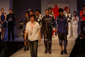 �ڶ��조�ǵ������й��˶�װ����ƴ�����Ļ