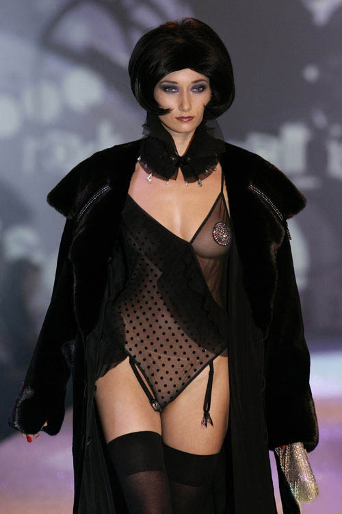 <em>法国</em>巴黎超级内衣秀_迷情内衣秀_模特图库_中