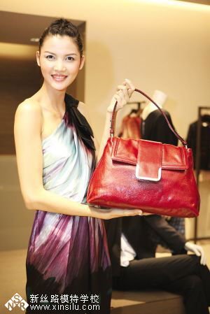 ����ģ����T̨���ǰ��&nbsp;�������������㳡