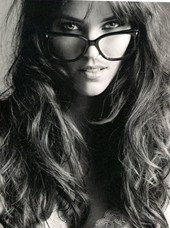 西班牙小姐丰满香艳内衣写真