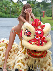 名模比基尼写真大秀婀娜身段