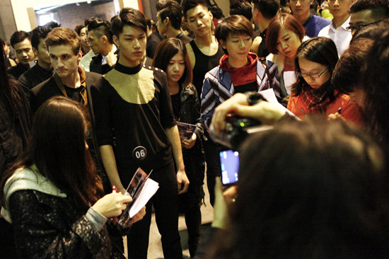 模特试镜是走入每一场秀的前提,试镜对于模特来学比走一场秀更加重要,试镜的成败标志着你会不会踏上这场秀的舞台,新面孔模特学校专业资深总结试镜技巧。