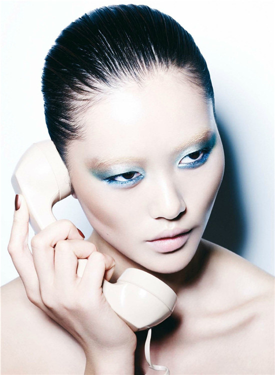 ��ģ�������㡶Harper ' s Bazaar����������ױ�ݴ�Ƭ��