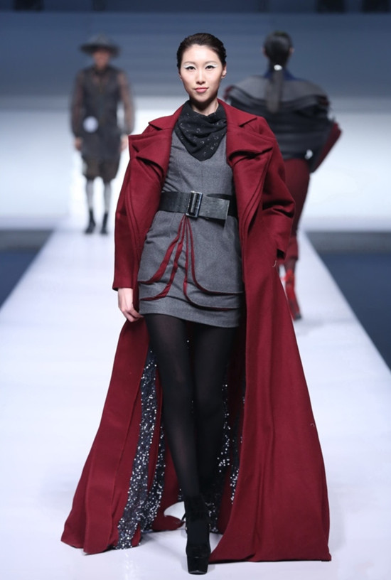 新面孔老师讲解模特的肢体语言