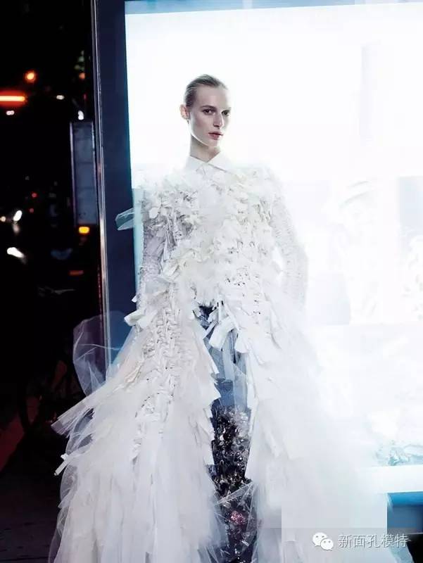 超模茱莉亚·诺碧斯