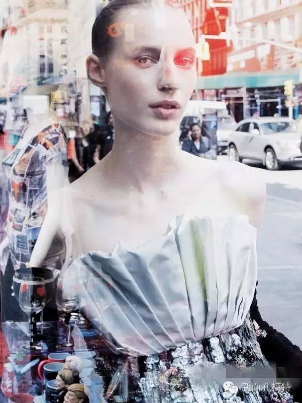 超模茱莉亚·诺碧斯