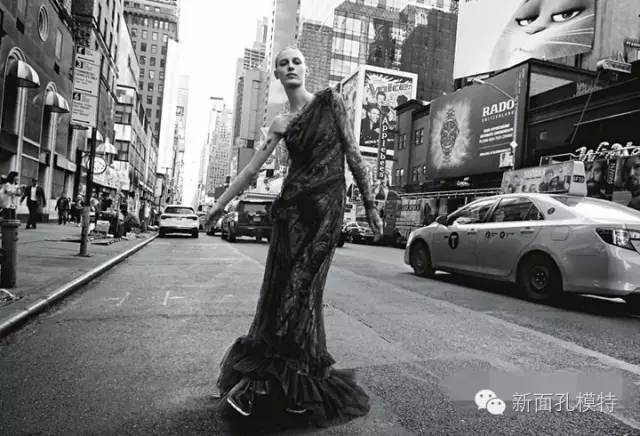 超模茱莉亚·诺碧斯