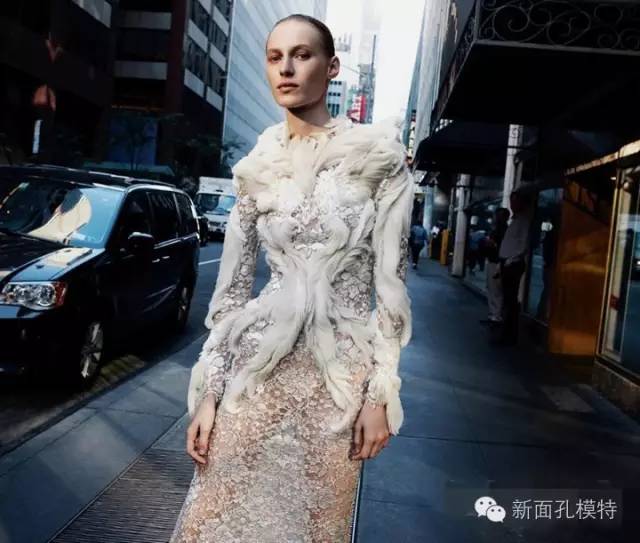 超模茱莉亚·诺碧斯