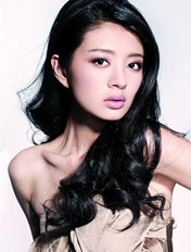 ̨���һ��Ů������ʱ�д�Ƭ