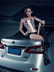 性感车模冬日里的激情碰撞