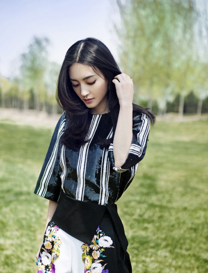 王丽坤碎花连衣裙娴静优雅