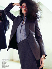 何穗演绎《VOGUE》复古套装大片