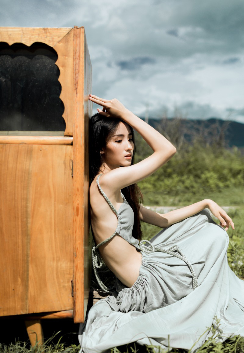 �տ���Ұ�µ�Ψ��Ů��